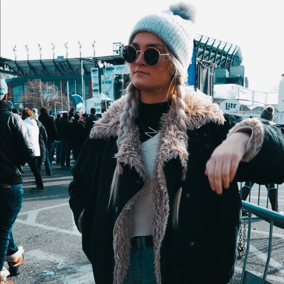 Meet your Posher, Nicole - Picture 6 of 6